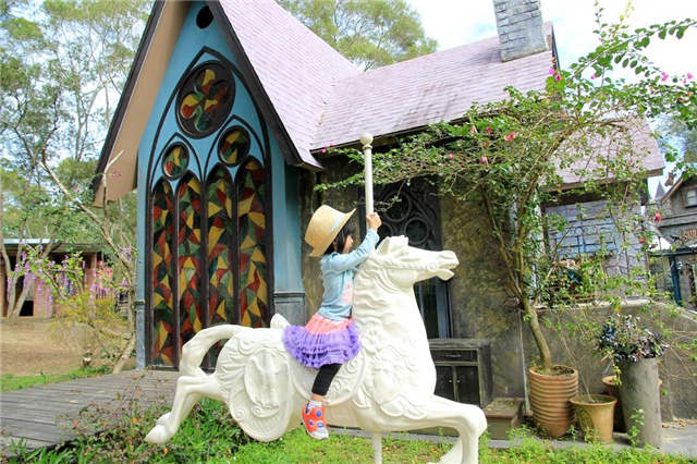 苗栗新景点：魔戒夏尔哈比人屋，走进格林奇幻森林，好拍到相机没电～（上）