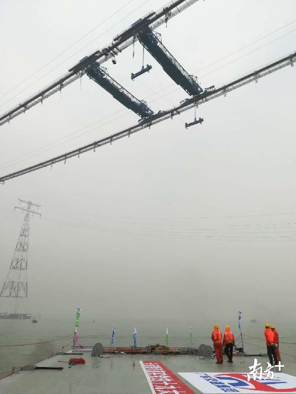 大湾区建设再有新进展！虎门二桥首节钢箱梁吊装成功