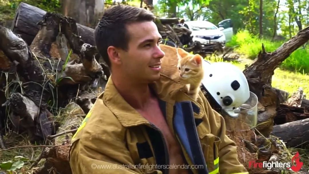 肌肉男和消防员对比视频,中国的消防员肌肉男帅哥视频