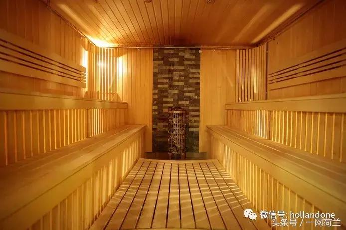 荷兰桑拿浴室更衣室被*拍偷**，大量裸体视频流出