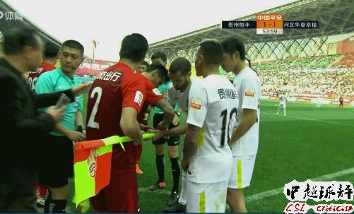 中超再现奇葩视频裁判都被逗笑了,中超奇葩一幕护球