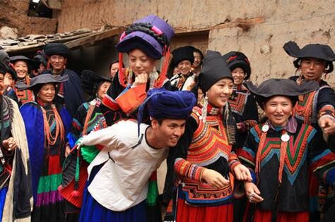 彝族风俗女孩不外嫁吗,彝族结婚后为何要分开睡