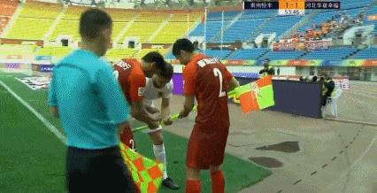 中超出现10分钟长补时,主裁三度启用视频回放,修角旗竟花了5分钟
