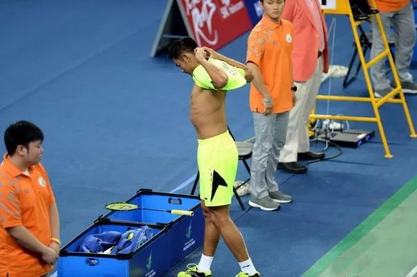 羽毛球的打球技巧和方法,羽毛球一前一后多球训练