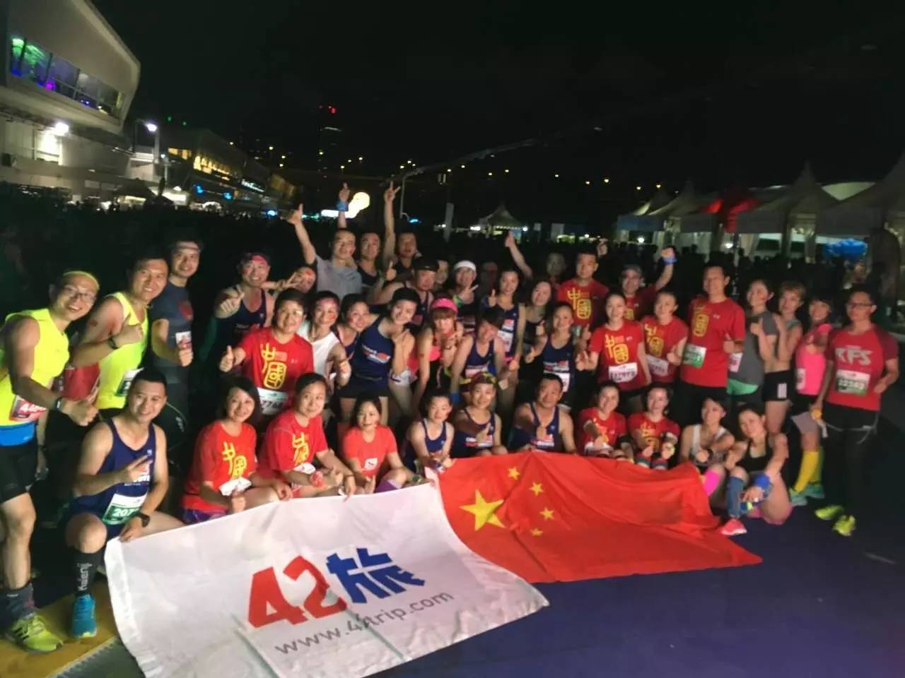 跑出一腿痱子热到炸裂!就这么铭记了新加坡日落马拉松的最美日出