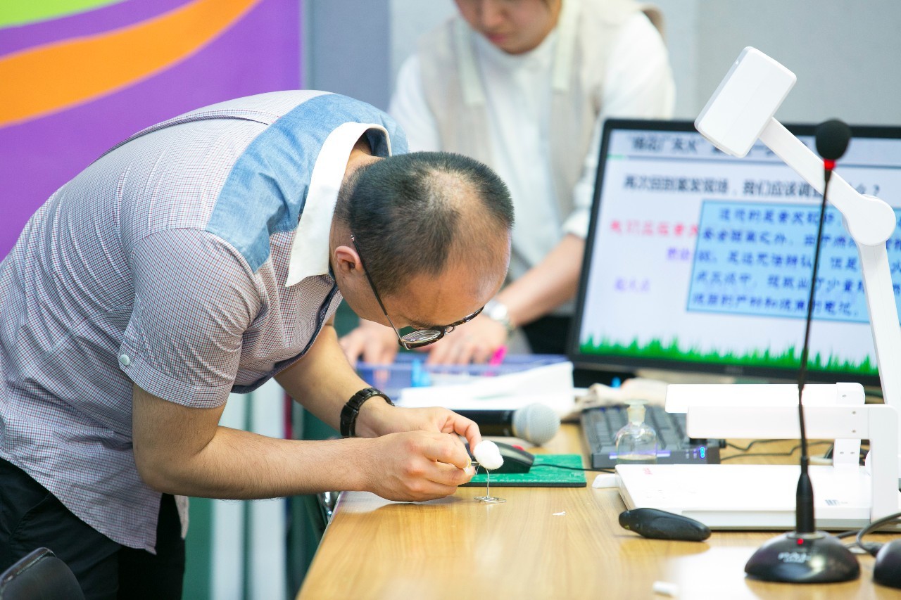 以《探秘莲之圣洁》、《火场疑云》课堂为例展示图书资源与学科群教学的融合