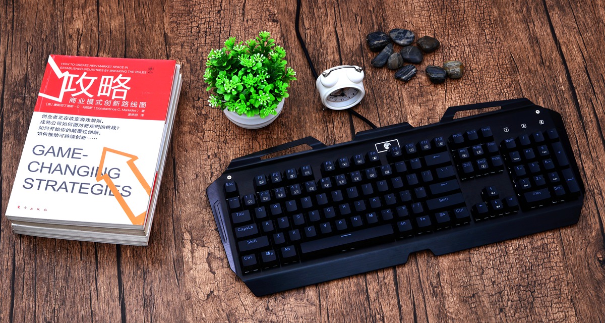 可换轴机械键盘走向2.0时代，E元素三防机械键盘对比拆解