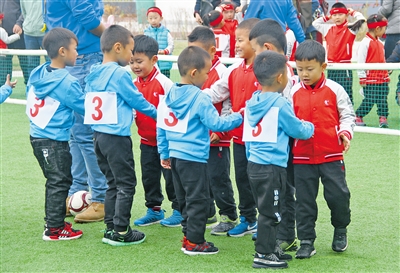小学足球新生第一堂课,幼儿园第一节足球课该怎么上