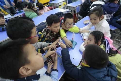 政府买单孩子喜欢哈市小学生家长：给三点半课后服务点赞