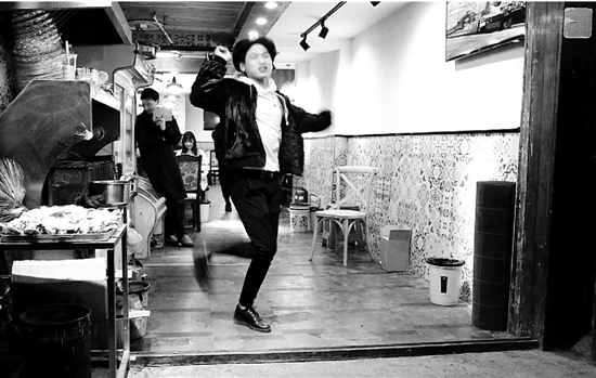 不是为了饭碗，谁愿意扮小丑