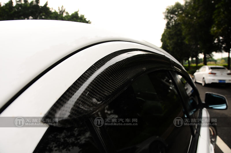 穿梭于繁华都市演绎着专属的姿态翼神