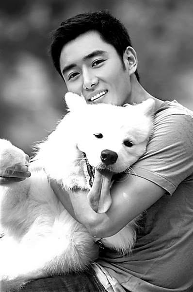 他是甄嬛传最长情的男人，第一部戏拿下杨幂，被叶璇猛追又抛弃