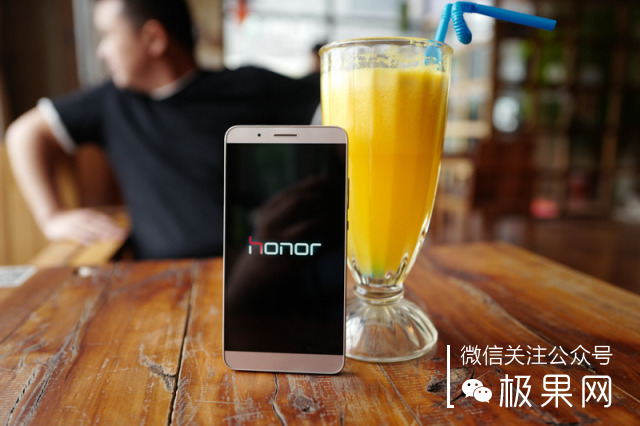 荣耀的这个电话充满心机，镜头竟可以翻转180°