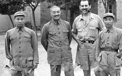 这两位开国将军，长征路上失去胳膊那一年，都只有22岁