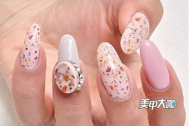 美甲时边缘的甲油胶怎么去掉,美甲甲油胶容易脱落是怎么回事