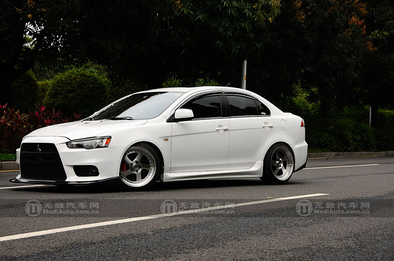 穿梭于繁华都市演绎着专属的姿态翼神