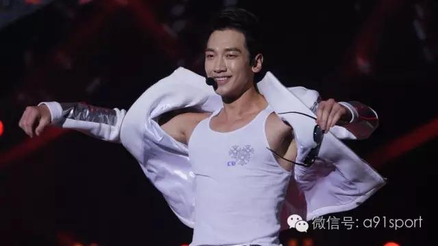 看这群男人是如何把xiong撑大的！