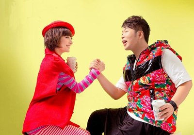 吴昕和海涛最新照片,海涛帮吴昕配衣服