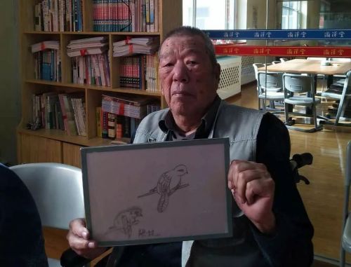 “双眼皮的小鸟?好的,这样画”长春市中医院东部支部书记张国和陈立春三赴康复中心陪“老小孩”开心
