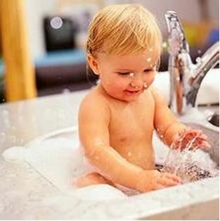 宝宝长痱子用什么最有效的方法,小孩脖子长痱子怎么解决