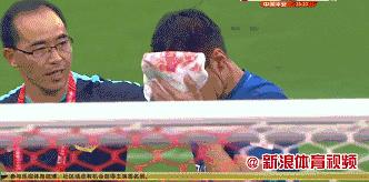 吴曦庆祝胜利晋级就是硬道理,吴曦为国足拼的头破血流