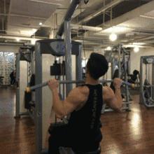 背部肌肉训练情侣,背部肌肉训练女生哑铃