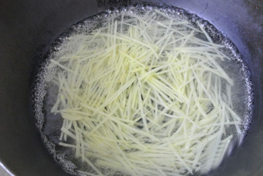 土豆丝怎么不会糊,土豆丝不变黑的秘诀