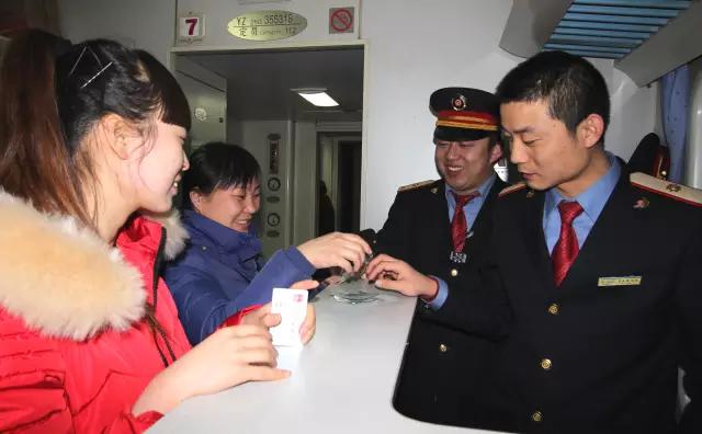 火车列车员真实工作,火车上的列车员一个月工资多少钱