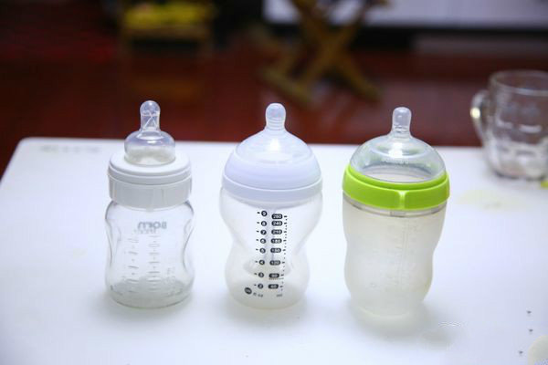 宝宝胀气是不是要换防胀气奶瓶,哪款防胀气奶瓶最好用