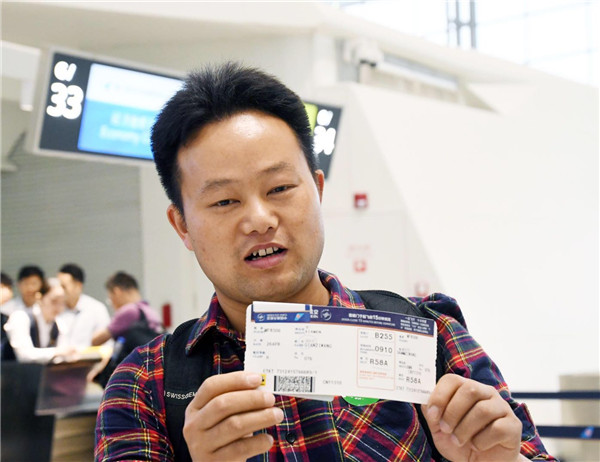 首航乘客,机场t2航站楼正式启用