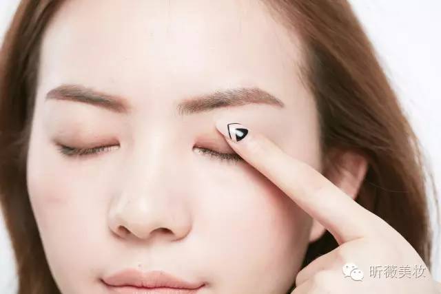 裸色系眼影棒,一盘眼影可以搞定全脸妆容推荐