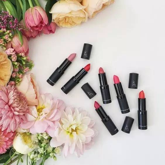 它既是女人们迷人的必备品，但它也是是女人的毒药！