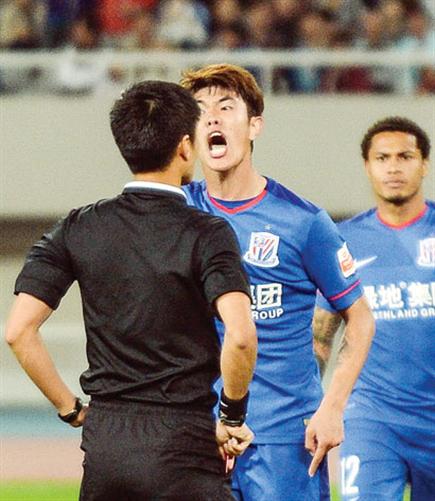 这种莽夫不配踢中超！蹬踹伤人如便饭把队友踢休克，竟毫无悔意