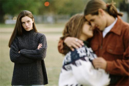 男朋友劈腿了我为什么不难受,如果男朋友劈腿了我应该怎么办