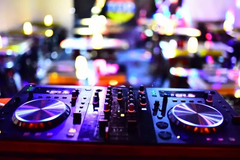 寻找广州至HIT看球BAR｜酒吧太吵，清吧太淡，这里刚刚好