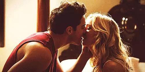 拿父母的钱谈着所谓的恋爱,谈恋爱没钱了可以问父母要吗