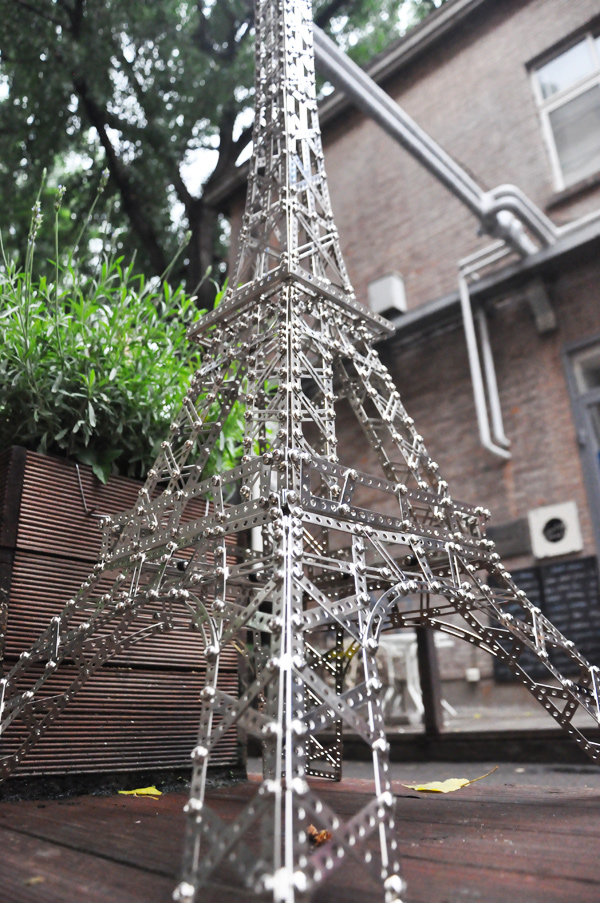 埃菲尔铁塔是怎样建成,埃菲尔铁塔怎么建成的