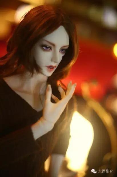 她是资深娃娘，也是暴雪爸爸的死忠粉