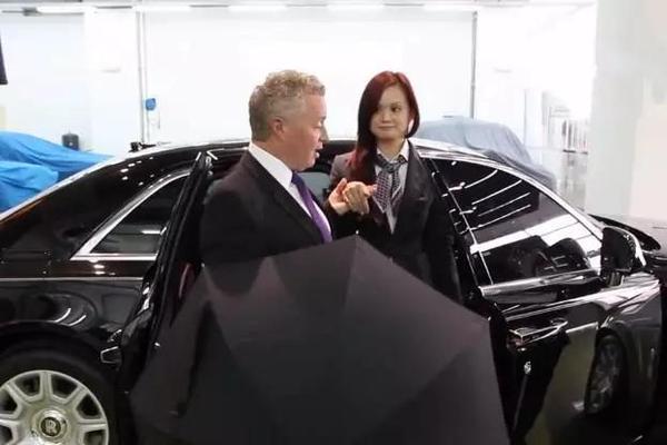 劳斯莱斯上面的一把雨伞，价值过万，除了遮风挡雨还能干嘛？