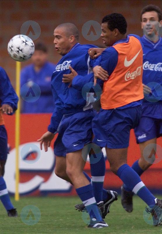 耐克足球鞋刺客纪念款解析,耐克足球鞋刺客进化史