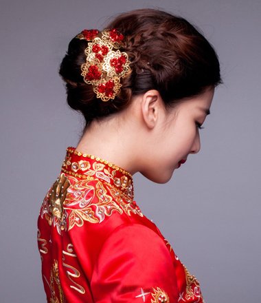 胖人婚纱照怎样做发型才显脸小？15款婚纱照发型