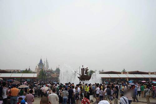 迪士尼雨中表演,上海迪士尼乐园雨中