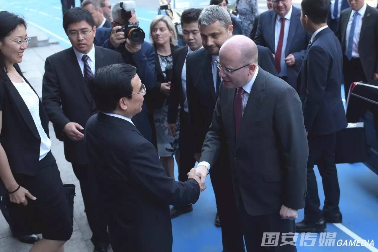 俱乐部今迎贵宾捷克总理获赠国安战袍