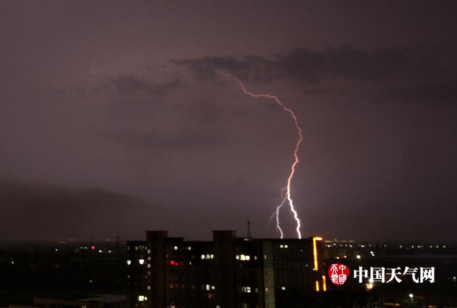 江西南昌遭遇下午1点黑雷暴天气,江西南昌凌晨突迎11级雷暴大风