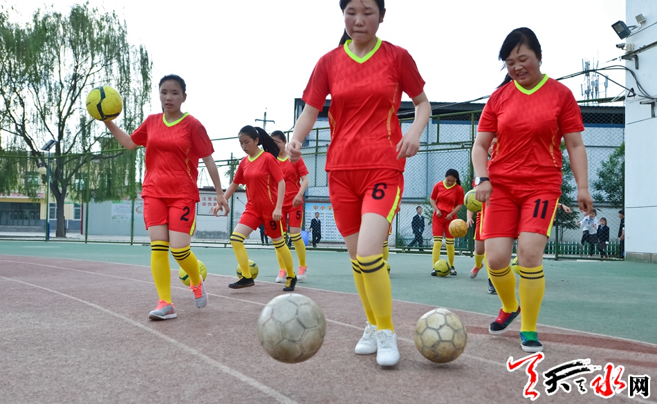 中国女足铿锵小玫瑰,铿锵玫瑰足球小将