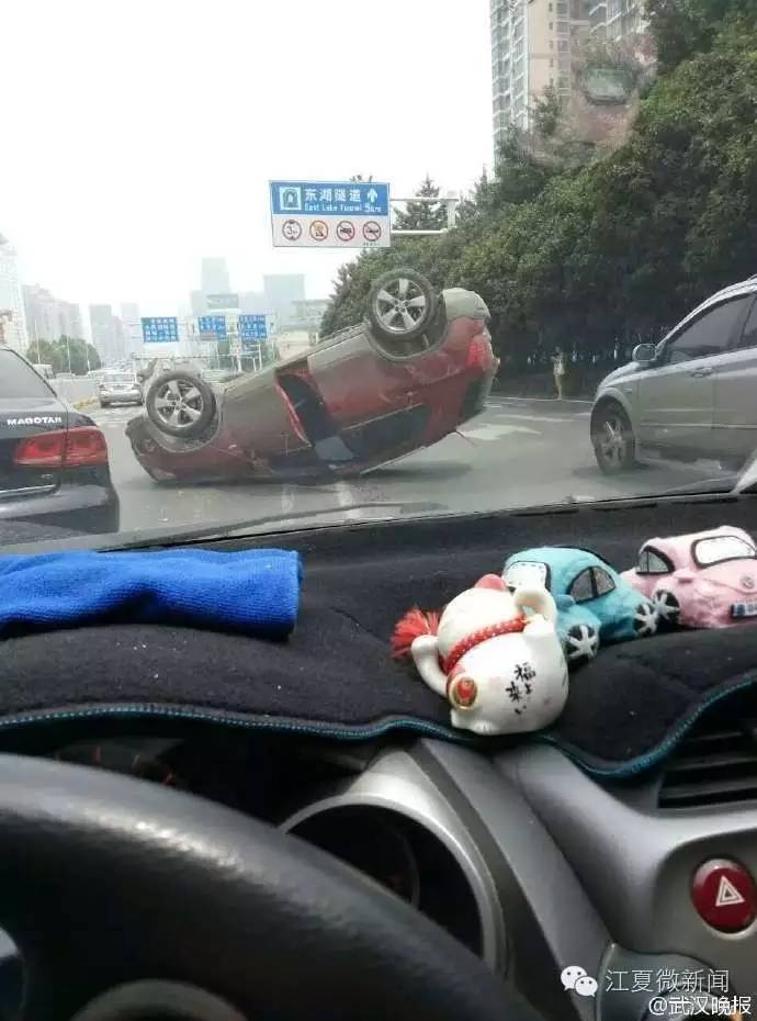 女子被塞进行李箱被救,女子被塞行李箱