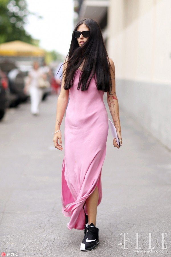 运动鞋配什么连衣裙子好看,运动鞋与裙子怎么搭出高级感