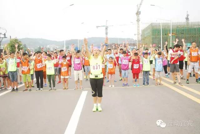 哇塞，龙头山好热闹，人人都在领奖品！