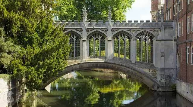 小编写完这条微信就请假去英国了，老板，这是我离英国最近的时刻