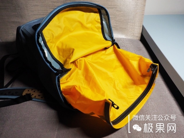 踏海淋雨还怕东西沾水？把东西装这个包全搞定